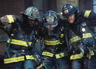 Chicago Fire – Chicago Fire Die Problemwache - A Problem House Staffel 2, Episode 1 In letzter Sekunde: Eamonn Walker als Chief Boden, Taylor Kinney als Kelly Severide, Christian Stolte al Mouch