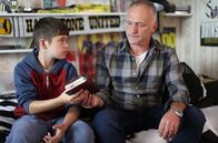 Jamie Johnson – Opa Mike (Tim Dantay) schenkt Jamie (Louis Dunn) sein geliebtes „Buch der Legenden“.