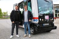 Checker Tobi – Tobi (rechts) findet mit Entwickler Chris heraus, wie ein autonomer Bus funktioniert.