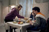 I Know Your Soul – Nevana (Jasna Đuričić, li.) hat für ihren Sohn Dino (Lazar Dragojević, re.) und Noch-Ehemann Haris (Ermin Bravo, Mi.) das Abendessen vorbereitet.