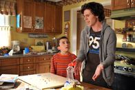 The Middle – Als Axl (Charlie McDermott, r.) aus Versehen das Schulprojekt von Brick (Atticus Shaffer, l.) aufisst, muss er mit ihm ein neues backen. Währenddessen ist Sue völlig aus dem Häuschen, weil ein Junge aus dem Wrestling-Team Interesse an ihr zeigt ...
