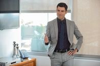 New Girl – Während sich Schmidt (Max Greenfield) in seine neue Rolle als Chef einfinden muss, hat auch Jess mit dem zu kämpfen, was mit ihrem Job als Direktorin einhergeht - nämlich, dass die Schüler sie nicht unbedingt cool finden ...