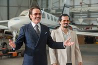 The Infiltrator – Robert Mazur (Bryan Cranston, l.); Emir Abreu (John Leguizamo, r.)