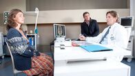 Der Bergdoktor – Martin Gruber (Hans Sigl, M.) und Alexander Kahnweiler (Mark Keller, r.) haben für Carola Denning (Anne Brendler, l.) eine weitreichende Diagnose.