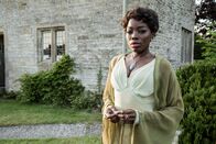 Father Brown – Dione Moon (Estella Daniels) wurde in den Kreis der örtlichen Hexengruppe aufgenommen. Das Ritual sorgte für Aufruhr in dem kleinen Dorf.