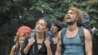 neoriginal: Missing Lisa – Michiel (Boris Van Severen, r.), Zoë (Violet Braeckman, M.), Ylena (Laurian Callebaut, l.) und Asim (Saďd Boumazoughe, 2. v. r.) finden auf dem Weg immer mehr Zeichen von ihrer vermissten Freundin Lisa.