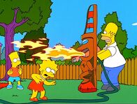 Die Simpsons – Homer versucht seine Kinder Bart und Lisa mit einem polynesischen Flammenwerfer zu erschrecken.