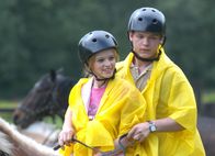 Klassenfahrt - geknutscht wird immer – Weil Erik (Marlon Kittel, r.) mit Klassenschönheit Mira (Jennifer Ulrich, l.) eine intensive Reitstunde verbringt, muss er dies bitterlich büßen ...