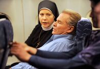 Um Himmels Willen – Schwester Hanna (Janina Hartwig) reist zusammen mit Bürgermeister Wöller (Fritz Wepper) nach Nigeria.