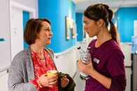 Bettys Diagnose – Elke Kuhn (Daniela Holtz, l.) und Elisabeth Hertz (Henrike Hahn, r.)