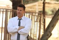 Bones - Die Knochenjägerin – Die Untersuchung des misshandelten Körpers eines Tagelöhners führt Booth (David Boreanaz) zu einer Ausstellung für exotische Tiere und den dortigen Veranstalter, der offensichtlich nicht nur mit Tieren Handel betreibt...