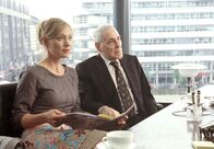 Liebe Zartbitter – Tina Böhlen (Katja Weitzenböck) mit ihrem Vater Theo (Peter Fitz).