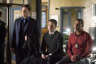 Castle – Was zunächst nach einem Raubüberfall aussieht, entwickelt sich schnell zu einem hochbrisanten Fall: Castle (Nathan Fillion, l.), Kevin Ryan (Seamus Dever, M.) und Javier Esposito (Jon Huertas, r.)