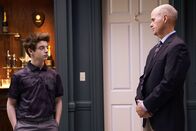 The Mick – Dass er vom Golfgewinnerteam verbannt wurde, gefällt Chip (Thomas Barbusca, l.) ganz und gar nicht. Wenn es sein muss, legt er sich auch mit dem Club-Präsident (Thomas Crawford, r.) an, um das wieder gerade zu richten ...