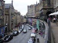 Edinburgh - die Perle Schottlands – Die Victoria Street in Edinburgh ist angeblich Vorbild für Harry Potters Diagon Alley.