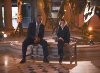 Navy CIS: L.A. – Hetty (Linda Hunt, r.) erfährt von Leon (Rocky Carroll, l.) beunruhigende Neuigkeiten, während das Team in einem neuen Fall ermittelt ...