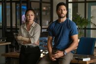 Navy CIS: Hawaii – Jane Tennant (Vanessa Lachey, l.); Jesse Boone (Noah Mills, r.)