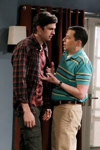 Two and a Half Men – Alan (Jon Cryer, r.) merkt, dass nicht er Waldens (Ashton Kutcher, l.) bester Freund ist, sondern Billy, und dass er keinen besten Freund auf der Welt hat. Und auch der Versuch, Berta als Freundin zu gewinnen, geht gehörig daneben ...