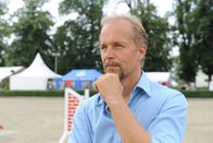 Die Stein – ARD DIE STEIN II. Staffel (13 neue Folgen), Folge 14 "Glück im Unglück"15 Uhr im Ersten. Nach dem riskanten Sprung von Annika hat Reitlehrer Stefan Hagen (Jochen Horst) die gesamte Klasse 10b vom Reitunterricht suspendiert.