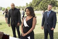 Navy CIS: L.A. – Die Ermittlungen des Teams zu gestohlenen Waffen führen dazu, dass Sam (LL Cool J, l.) und Callen (Chris O'Donnell, r.) undercover an einer Wohltätigkeitsveranstaltung als Mosleys (Nia Long, M.) Bodyguards teilnehmen, doch der Raub scheint etwas Größeres zu vertuschen ...
