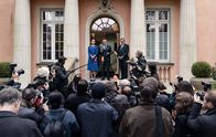 Das Netz - Prometheus – Jean Leco (Raymond Thiry, Mitte), seine Frau Michelle (Marie-Lou Sellem, li.) und sein Anwalt Reto (Daniel Ludwig, re.) präsentieren entlastende Beweise.