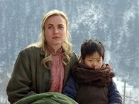 Die Kinder der Seidenstraße – Die amerikanische Sanitäterin Lee Pearson (Radha Mitchell) kümmert sich um ein Waisenkind.
