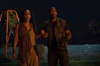 Twisted Metal – Dollface (Tiana Okoye, l.) führt John (Anthony Mackie, r.) zu einem Ort aus ihrer Kindheit, in der Hoffnung, dadurch seine Erinnerungen zu wecken. Doch schnell wird deutlich, dass der Ort kaum noch dem entspricht, was er in Erinnerung hat. Stattdessen begegnen die beiden dort seltsamen Gestalten.