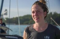 Mit Kompass und Köpfchen auf hoher See – Kompostierungsspezialistin Coline begleitet Corentin zu Beginn seiner Reise.