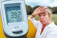 Puls – Puls-Host Daniela Lager neben der Anzeige eines Hitzemessgeräts, das über 39°C anzeigt