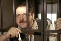 Die Rosenheim-Cops – Kommissar Hofer weiß selbst nicht, wie die Leiche in seinen Kofferraum gekommen ist?. (Joseph Hannesschläger).