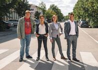 Kommissar Pascha – Das Migra-Team - von links: Michael A. Grimm (Rolle: Pius Leipold), Almila Bagriacik (Rolle: Jale), Tim Seyfi (Rolle: Zeki Demirbilek) und Theresa Hanich (Rolle: Isabel Vierkant).; Die Migra stößt auf den ersten gelösten Fall an. Von links: Zeki Demirbilek (Tim Seyfi), Pius Leipold (Michael A. Grimm), Isabel Vierkant (Theresa Hanich) und Jale Cengiz (Almila Bagriacik). Im Hintergrund telefoniert Zekis Tochter Özlem (Selen Savas).; Das Migra-Team - von links: Michael A. Grimm (Rolle: Pius Leipold), Almila Bagriacik (Rolle: Jale Cengiz), Theresa Hanich (Rolle: Isabel Vierkant) und Tim Seyfi (Rolle: Zeki Demirbilek).
