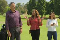 Single Parents – (v.l.n.r.) Douglas Fogerty (Brad Garrett); Poppy Banks (Kimrie Lewis); Angie D'Amato (Leighton Meester)