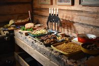 Zu Tisch ... – Auf dem schwedischen Weihnachtsbuffet, dem Julbord, wechseln sich warme und kalte Speisen, Fisch und Fleisch, Salate und Süßes ab.