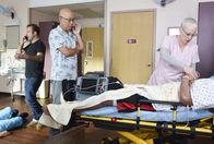 Hawaii Five-0 – Ein Komapatient muss beschützt werden. Danny (Scott Caan, l.), Captain Tanaka (Michael Paul Chan, M.) und Krankenschwester Jenny (Lori Petty, r.) versuchen alles, um ihm zu retten ...