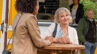 Sturm der Liebe – Nicole (Dionne Wudu,l) wird von Helene (Sabine Werner,M) ermutigt, zum Vorsingen zu gehen.