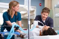 Atlanta Medical – Nicolette Nevin (Emily VanCamp, l.); Dr. Conrad Hawkins (Matt Czuchry, r.)