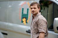 Familie is nich – Holger (Florian Lukas) ist der einzige im Dorf, der immer wieder Kontakt zu Anne sucht.