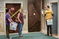 The Big Bang Theory – L-R: Leonard Hofstadter (Johnny Galecki), Penny (Kaley Cuoco-Sweeting), Sheldon Cooper (Jim Parsons).