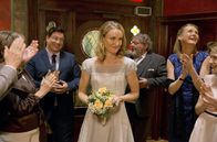 Familie Dr. Kleist – Hochzeit: Tanja (Christina Athenstädt, M.) hat den Brautstrauß gefangen. Christian (Francis Fulton Smith, l.), Bernd (Walter Plathe, 3.v.r.), Erika (Carolin Fink, 2.v.r.) und Lotte (Anne Sophie Triesch, r.) klatschen begeistert.
