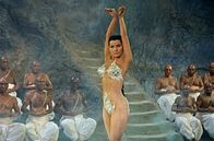 Das indische Grabmal – Seetha (Debra Paget) muss sich vor den Dienern des Tempels und dem Maharadscha beweisen und mit einem Tanz eine Schlange bändigen.
