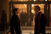 Assassin's Creed – Sofia (Marion Cotillard, l.); Rikkin (Jeremy Irons, r.)