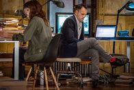 Elementary – Müssen den Mörder finden, bevor er wieder zuschlagen kann: Holmes (Jonny Lee Miller, r.) und Kitty (Ophelia Lovibond, l.) ...