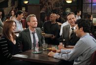 How I Met Your Mother – Haben Spaß miteinander: Ted (Josh Radnor, r.), Marshall (Jason Segel, 2.v.r.), Barney (Neil Patrick Harris, 2.v.r.) und Lily (Alyson Hannigan, l.) ...