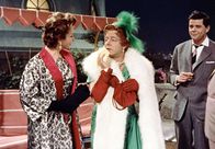 Charleys Tante – Charleys (Walter Giller, rechts) "Tante" (Heinz Rühmann, Mitte) fällt es nicht leicht, der cleveren Carlotta (Hertha Feiler) etwas vorzumachen.