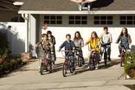 The Goldbergs – (v.li.) Jacob Hopkins (Chad Kremp), Kenny Ridwan (Dave Kim), Sean Giambrone (Adam Goldberg), Stephanie Katherine Grant (Emmy Mirsky), Natalie Alyn Lind (Dana Caldwell), Troy Gentile (Barry Goldberg), Hayley Orrantia (Erica Goldberg).