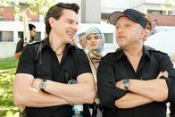 Die Lottosieger – (v.li.) Daniel Keberle (Willi Manger), Reinhard Nowak (Rudi Deschek).