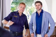 Die Rosenheim-Cops – Polizist Mohr (Max Müller, l.) begleitet den Zeugen Peter Salbert (Sebastian Fritz, r.) zur Befragung.