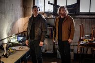 Kommissar Beck – Josef Eriksson (Martin Wallström, l.) und Steinar Hovland (Kristofer Hivju, r.) aus dem Beck-Team machen sich ein Bild vom Tatort in der Flohmarkthalle.