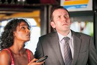 Death in Paradise – Camille (Sara Martins) und DI Richard Poole (Ben Miller) stellen Nachforschungen an.