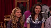 iCarly – L-R: Sam Puckett (Jennette McCurdy), Carly Shay (Miranda Cosgrove)